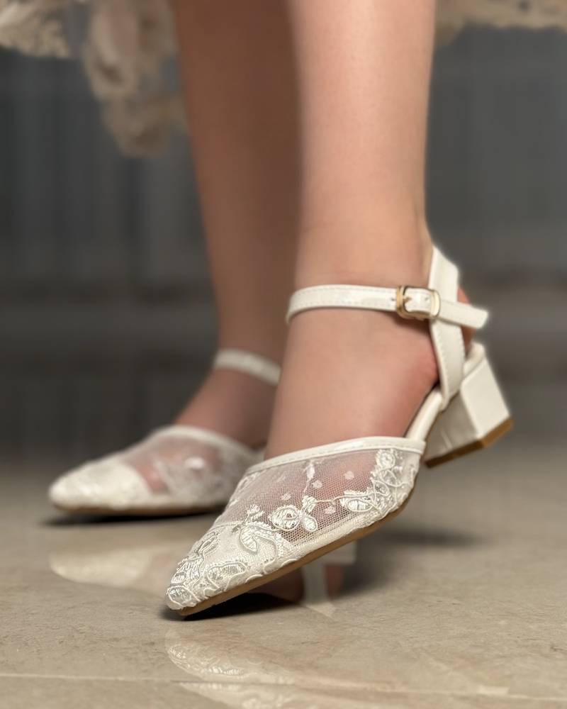 Girls' shoes with a rose patterned heel