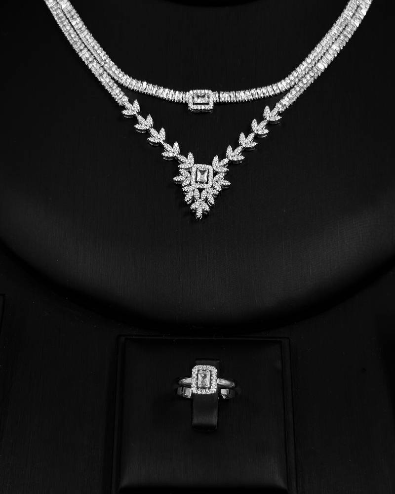 Luxurious two-tiered accessory set