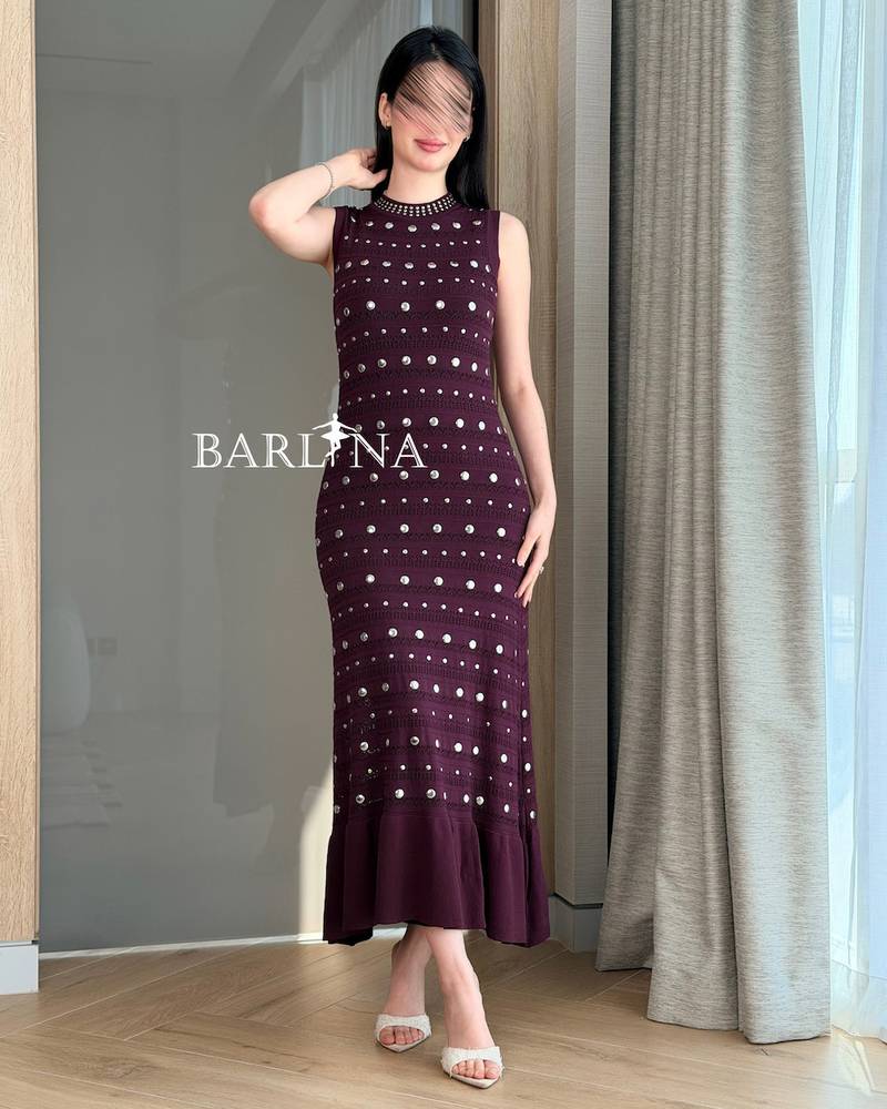 Burgundy dress embroidered with shimmering details