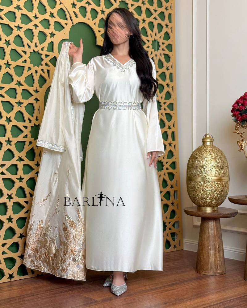 جلابية اوف وايت مع عباءة بحواف ذهبية