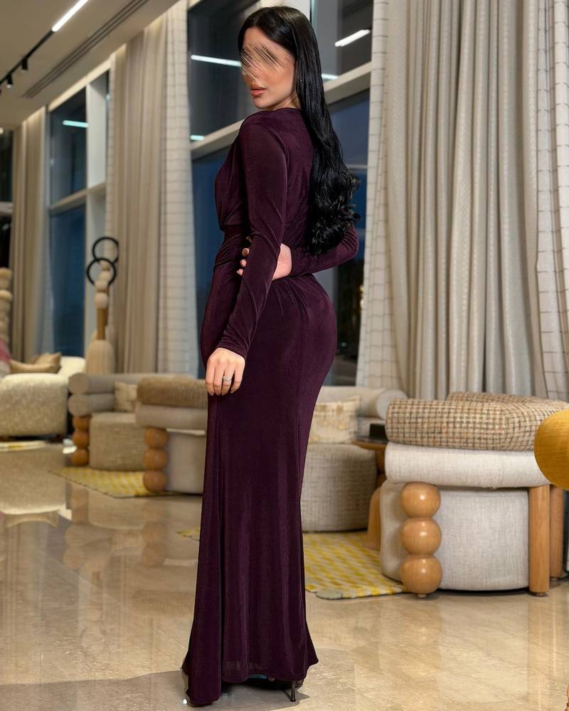 فستان بتصميم ناعم مزين بإبزيم ذهبي