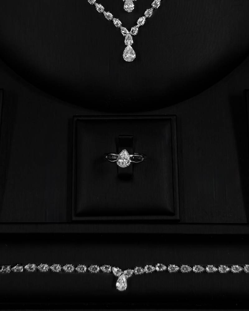 A delicate accessory set with a double knot design