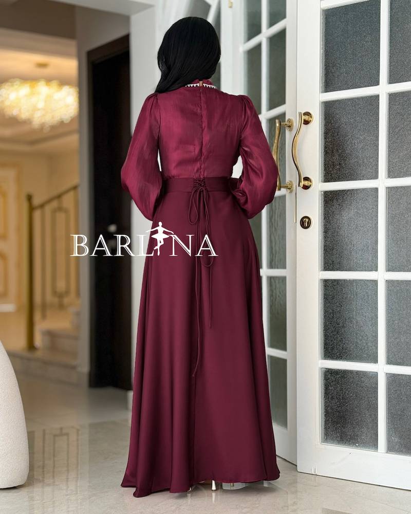 Elegant long dress in a sophisticated burgundy color