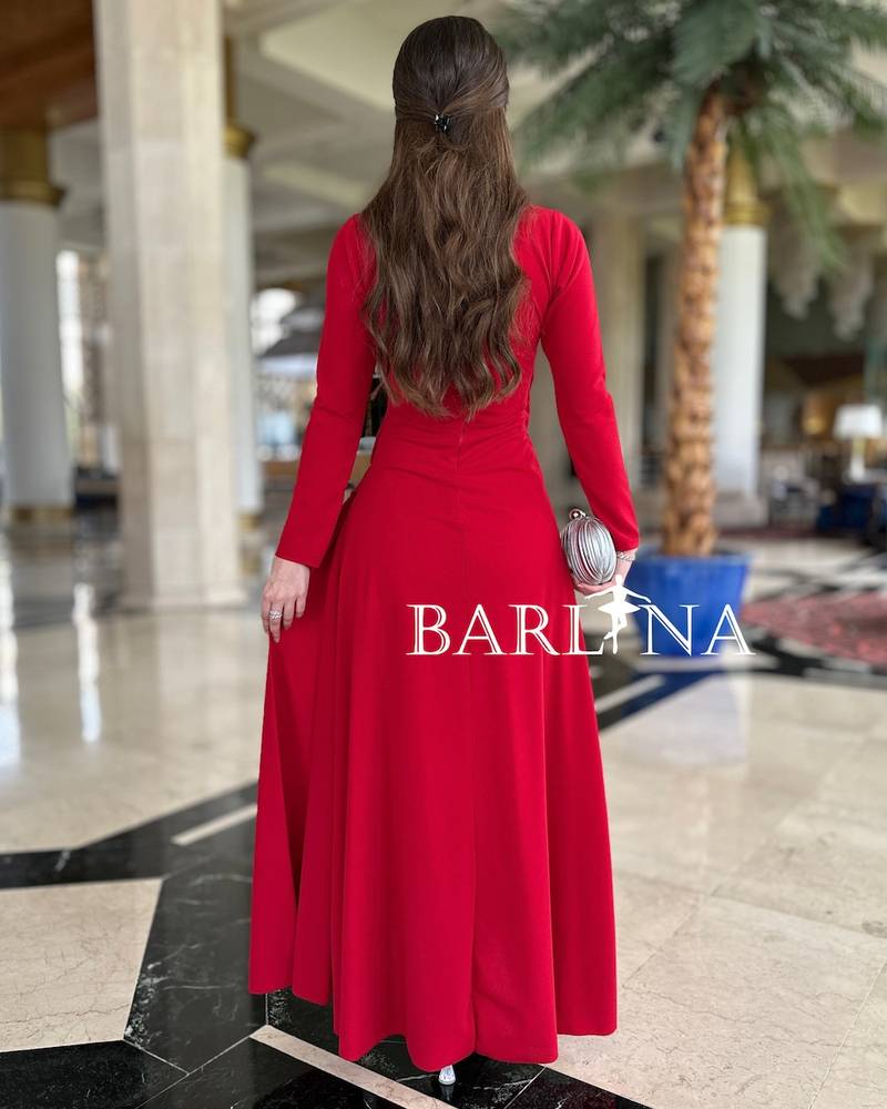 فستان أحمر كلاسيكي ساتر بأكمام طويلة