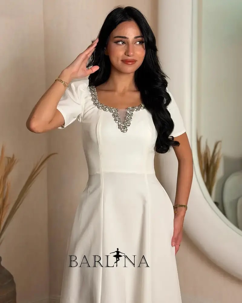 Off-white dress with a collar adorned with shimmering embroidery