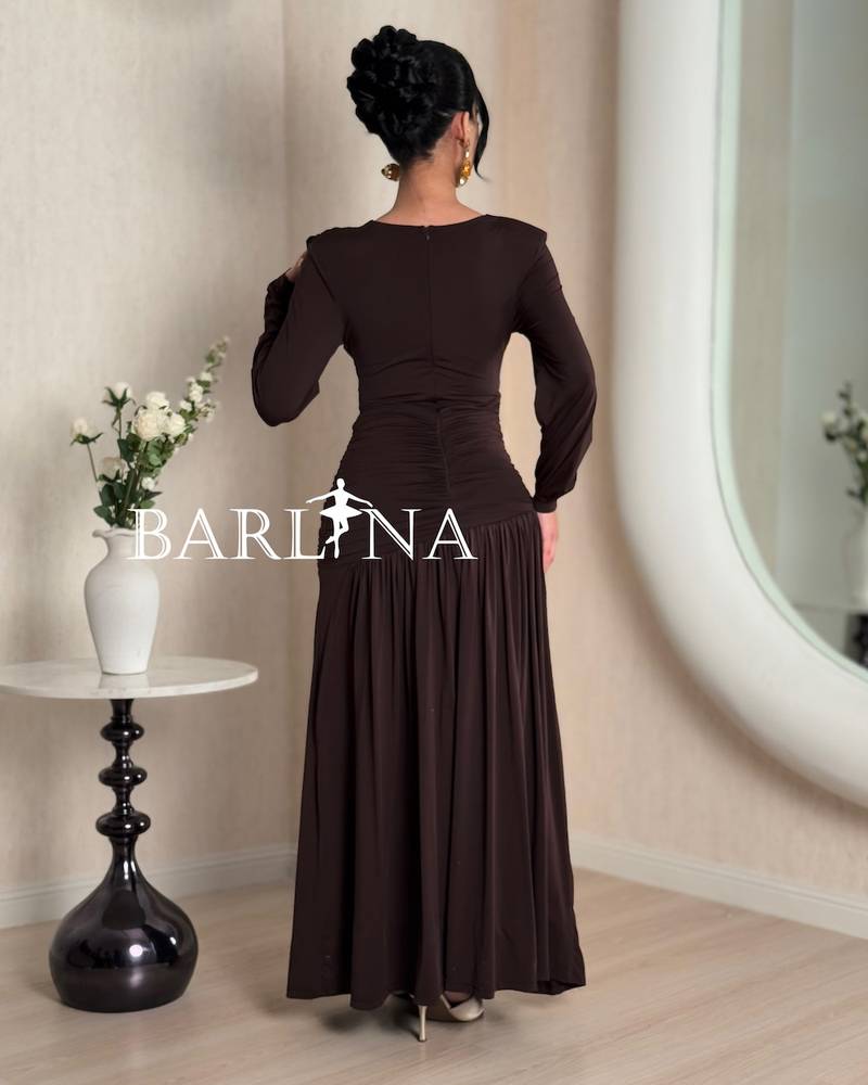 Elegant dress with long sleeves and pleated hem
