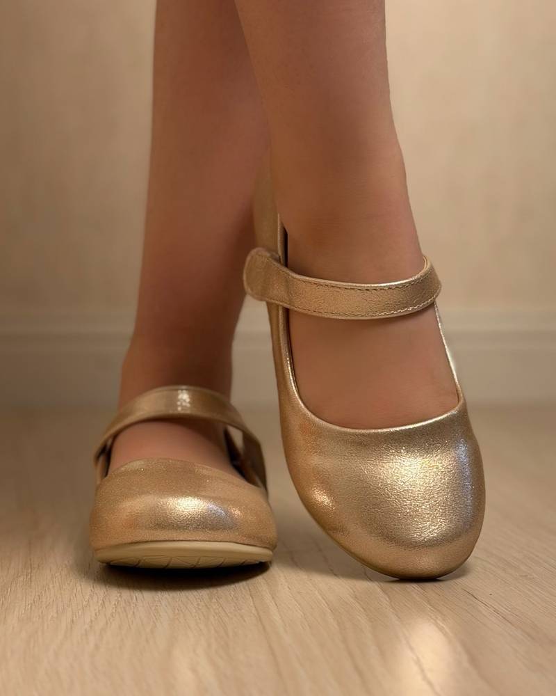 Soft girls' closed-toe shoes