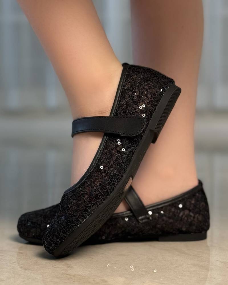 Girls' shoes with a soft lace design
