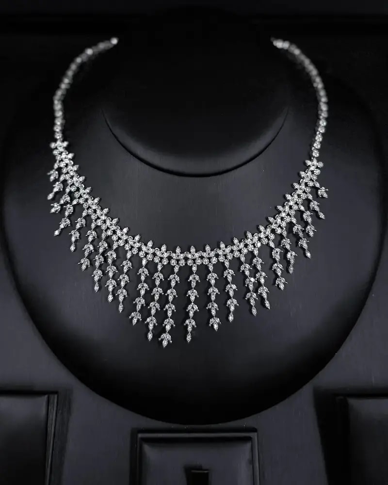 Luxury accessory set with a dangling design