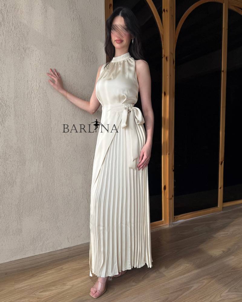 Creamy pleated dress with a side tie