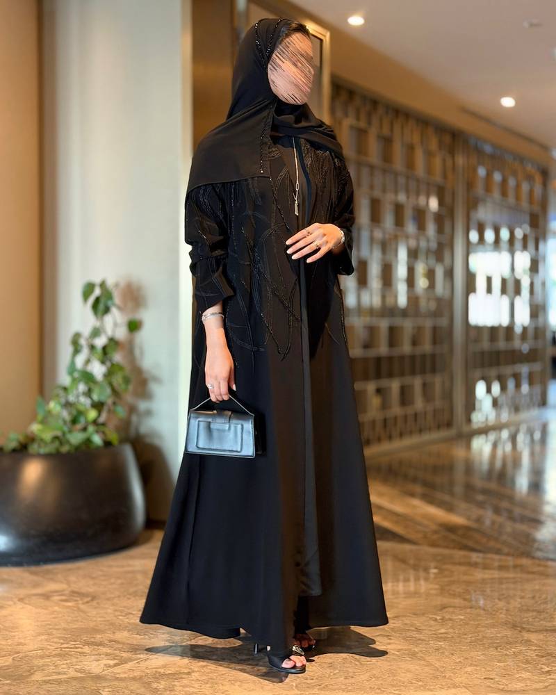 عباية سوداء أنيقة مزينة بتطريز لامع