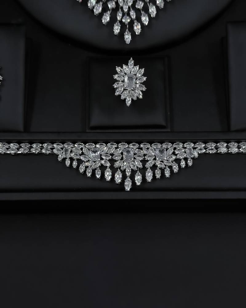 Luxury necklace set with sparkling stones