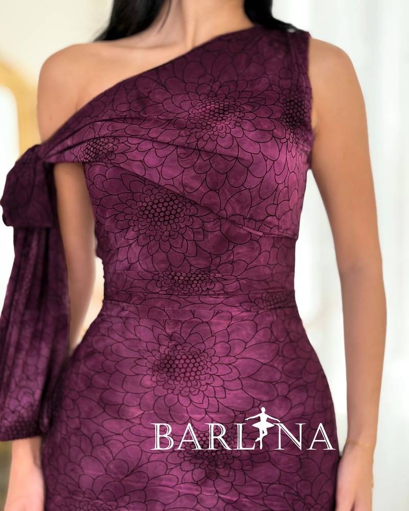 One-shoulder dress with a side knot on the shoulder