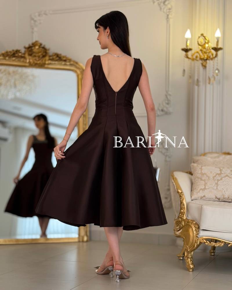 Brown sleeveless dress adorned with pearls