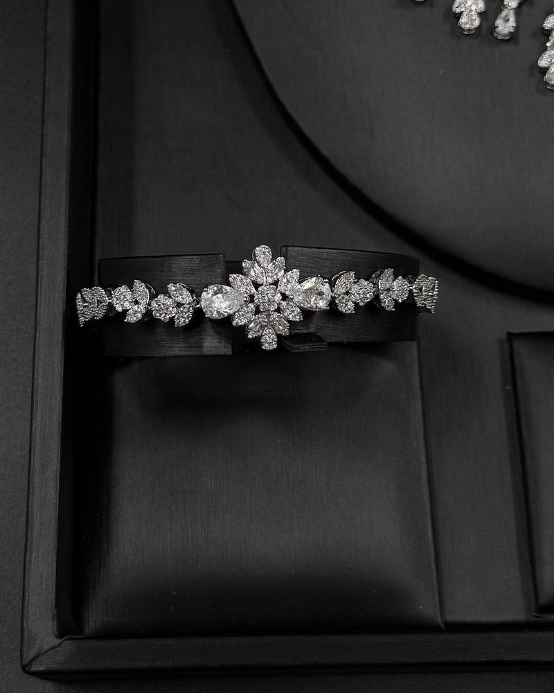 Accessory set with delicate crystal projections