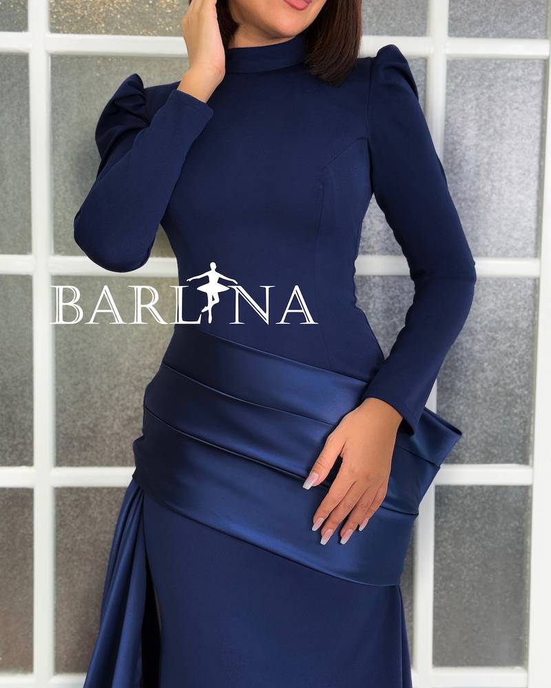 Navy blue dress with a royal cut and a side train