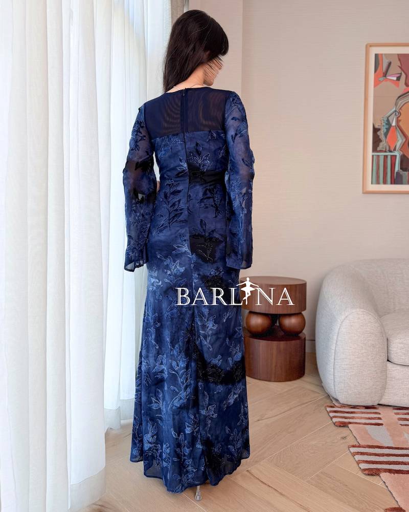 Navy blue dress with wavy fabric and open sleeves