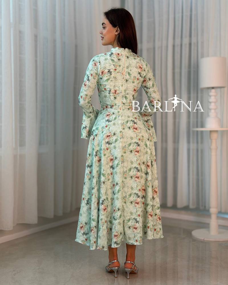 Floral dress with an elegant cut and a soft neckline
