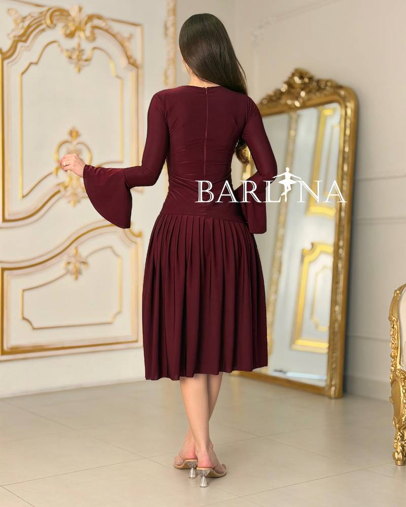Elegant midi dress with a gathered neckline