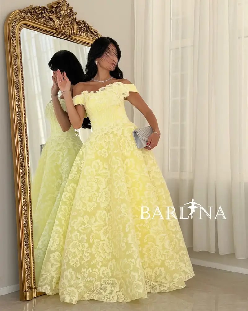 Yellow evening dress embroidered with elegant lace