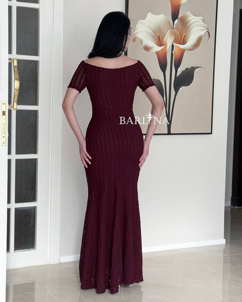 Long burgundy knitted dress with short sleeves