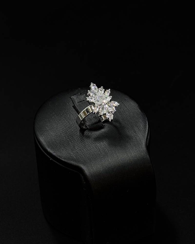 Accessory set with a prominent central pendant