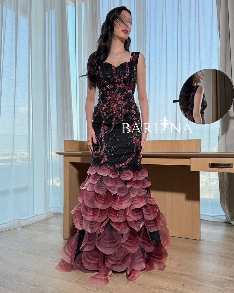 فستان سهرة أسود بطبقات بتصميم بتلات