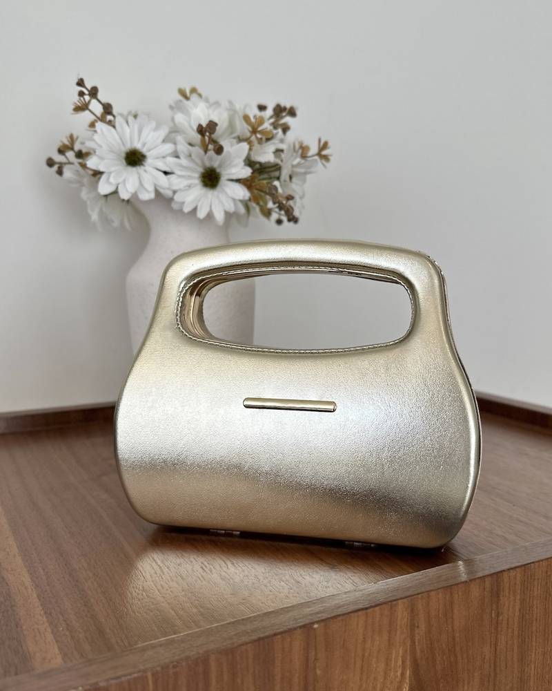Leather handbag with a practical handle