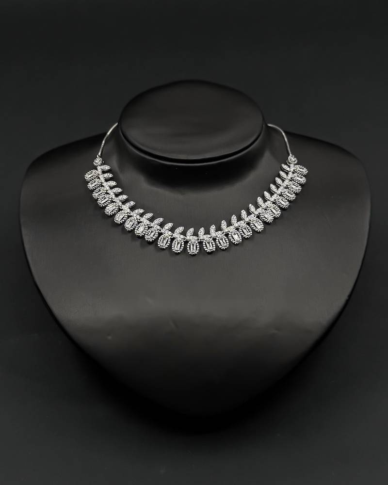 Elegant accessory set inspired by the shape of leaves