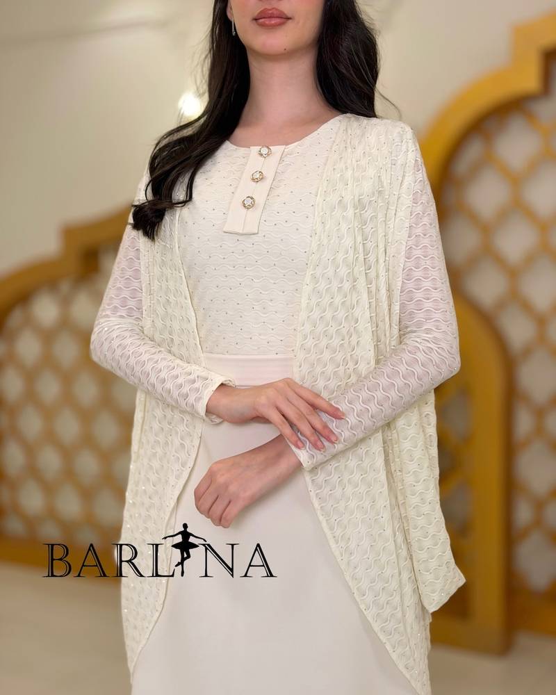 Soft off-white jalabiya with buttons and long sleeves