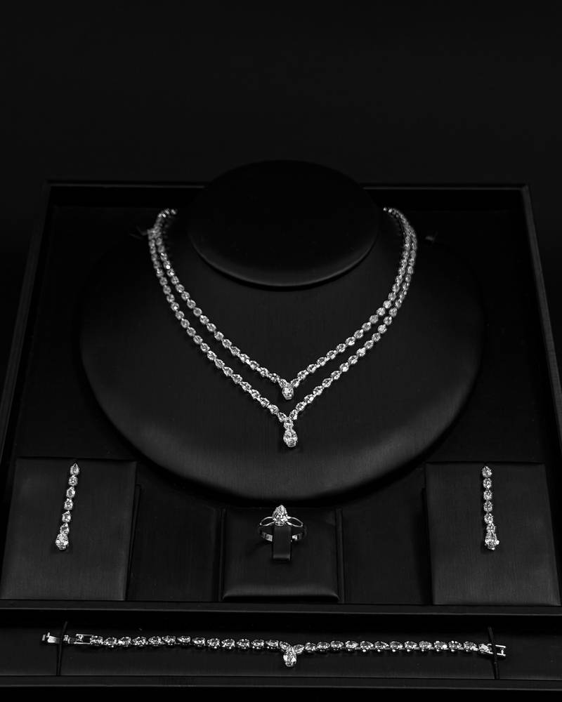 A delicate accessory set with a double knot design