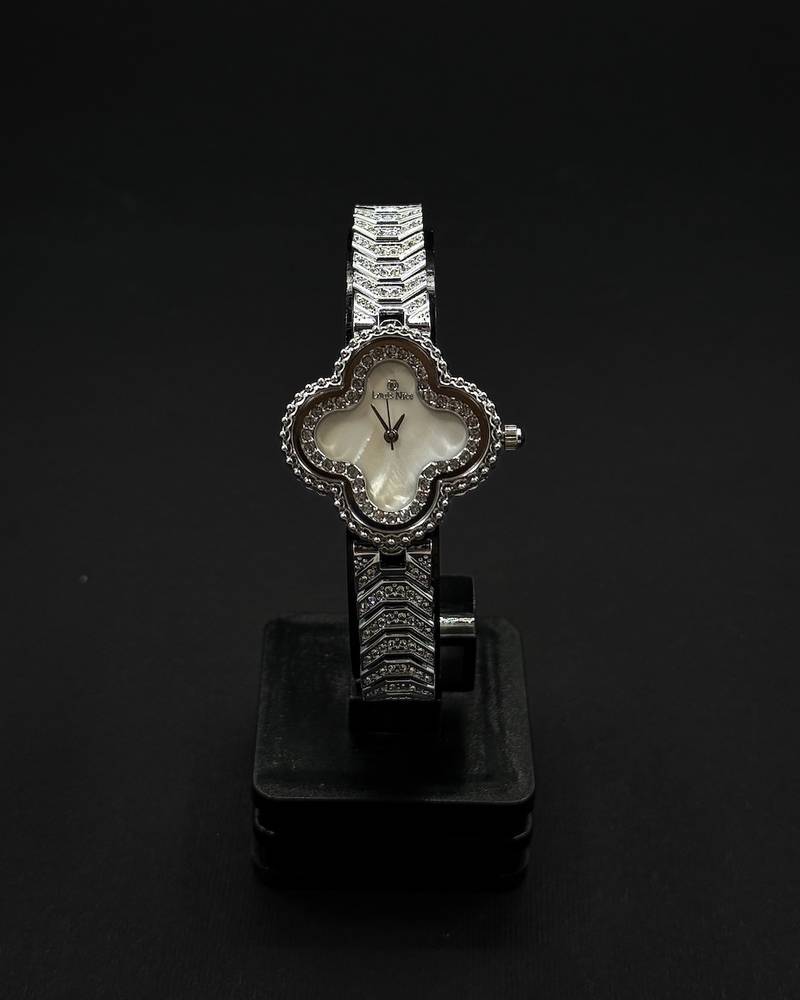 Wristwatch with a four-petaled flower bezel