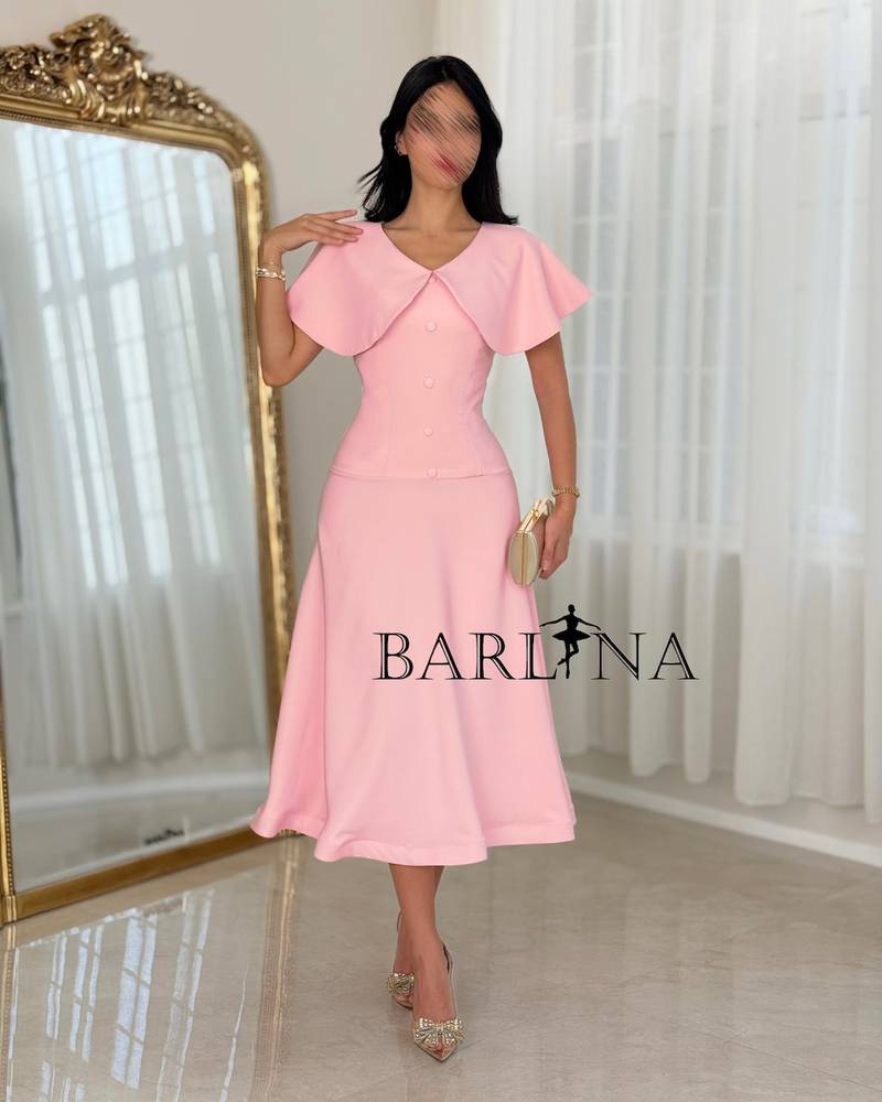 Elegant midi dress with a classic design