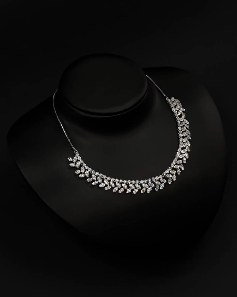 Elegant accessory set with a connected leaf design