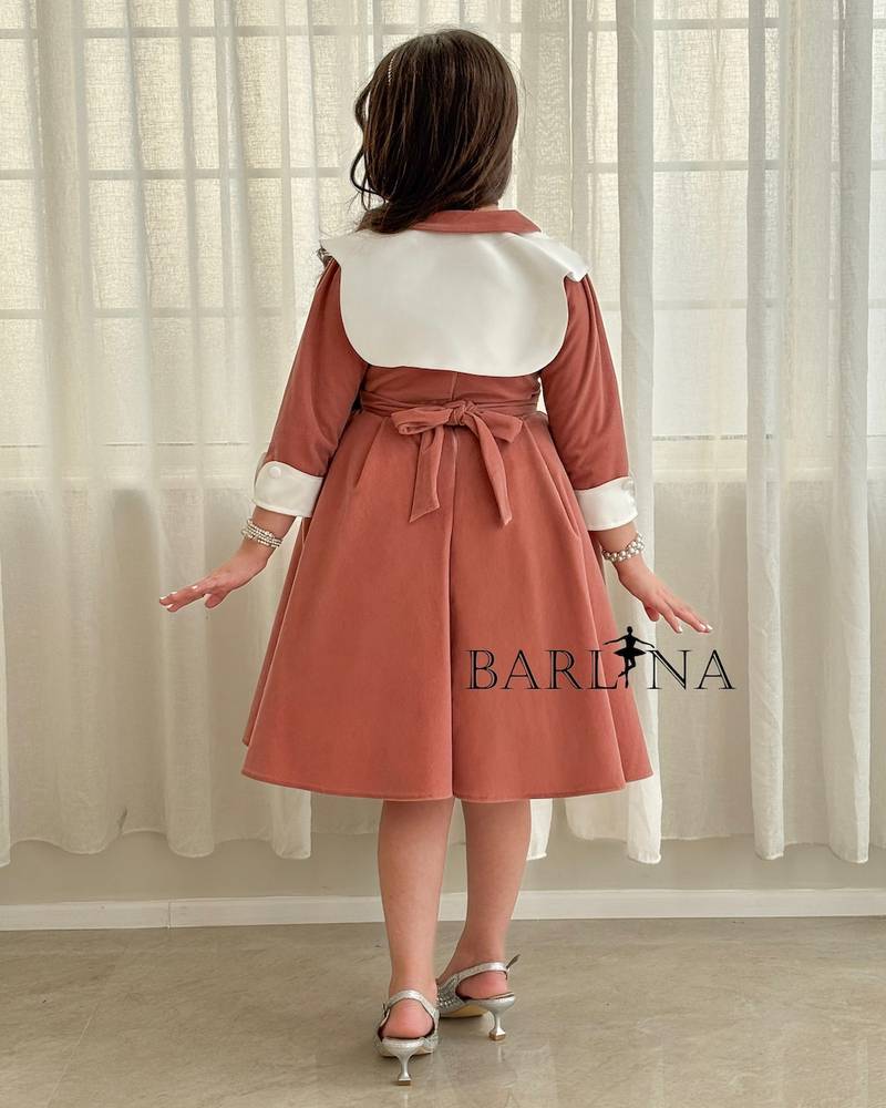 Short girl's dress with a large white collar