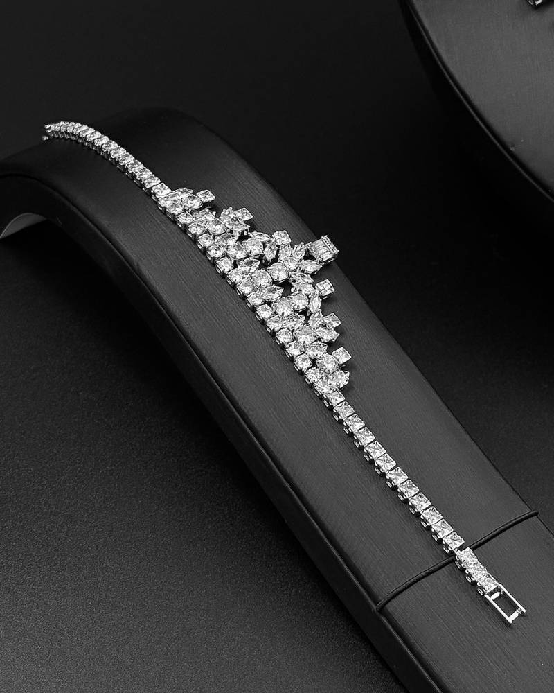 Royal accessory set with various stones