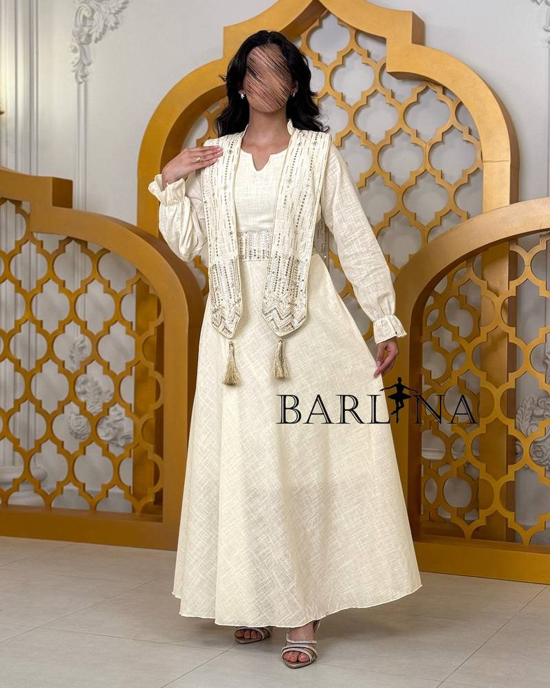 Elegant white jalabiya with an embroidered piece