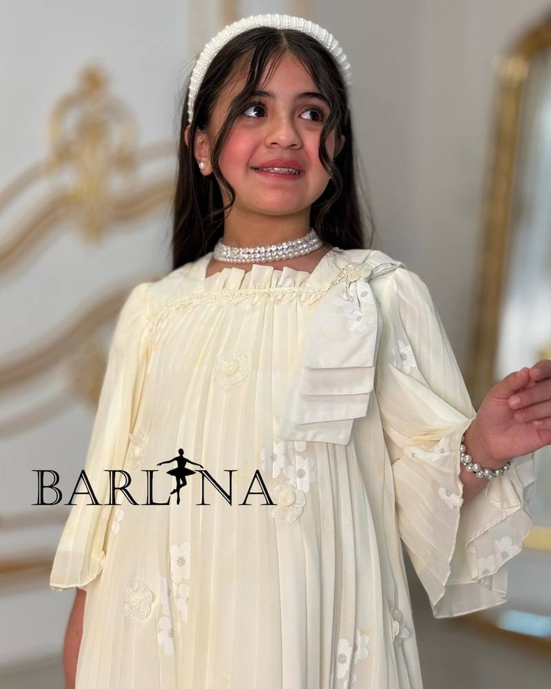 Girls' dress with pleats and a bow on the shoulder