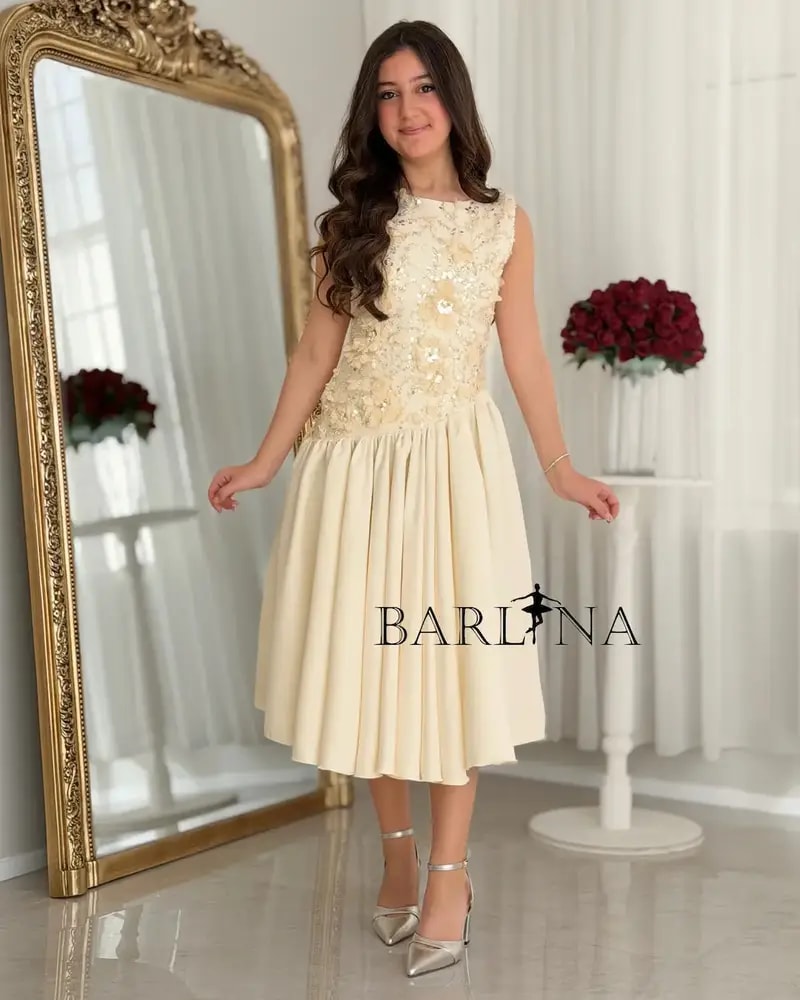 The confusing age dress off-white with delicate embroidery