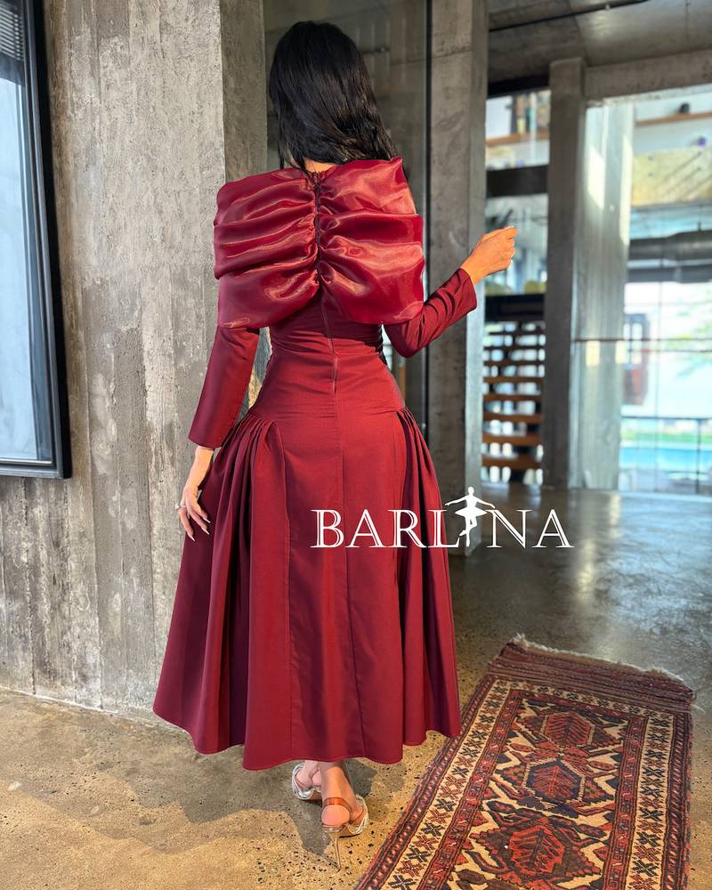 Burgundy dress with large bow and midi cut