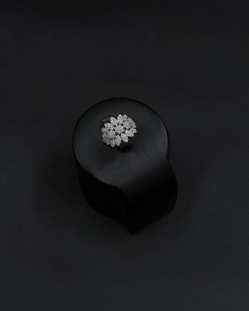 Accessory set with a delicate dangling floral design
