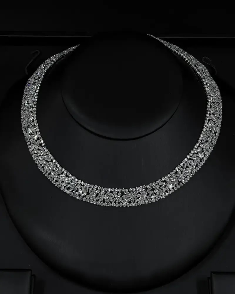 Elegant round accessory set studded with crystals