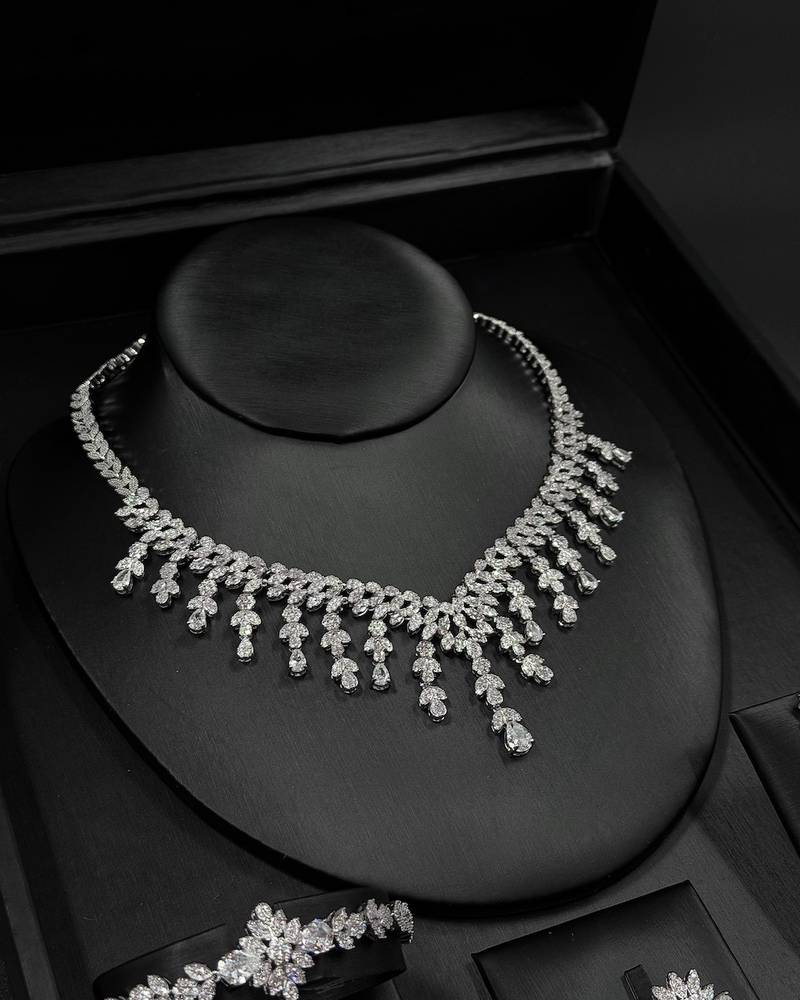 Accessory set with delicate crystal projections