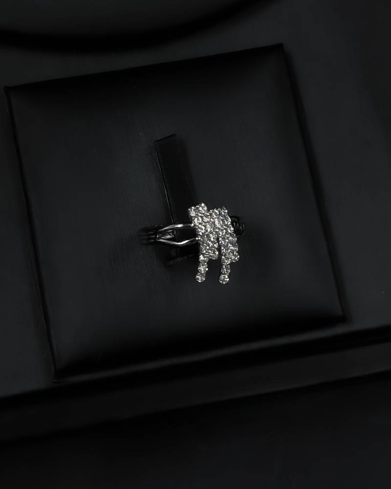 A luxurious accessory set with a distinctive modern look