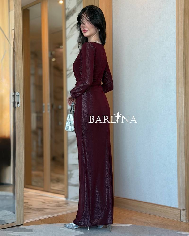 Shiny burgundy dress with long sleeves