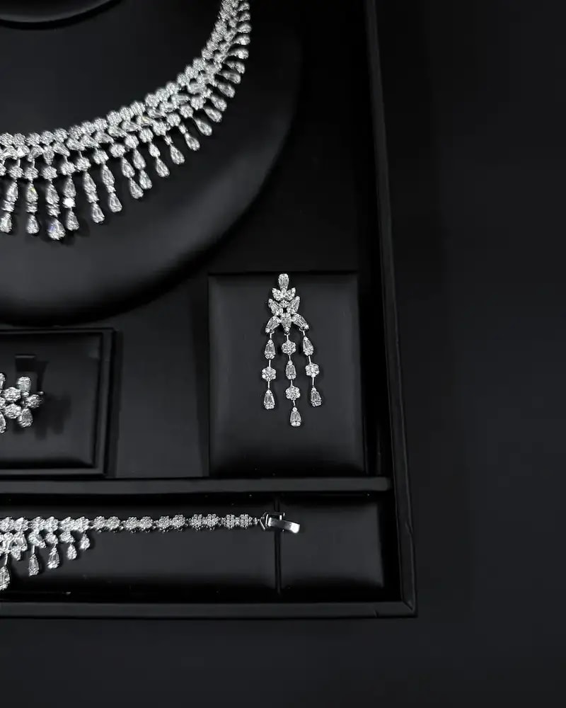 Gradient design accessory set with sparkling stones