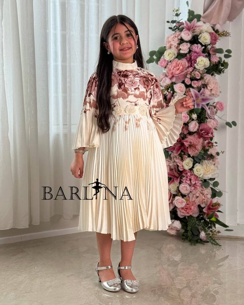 Girls' dress with a floral print and full pleats
