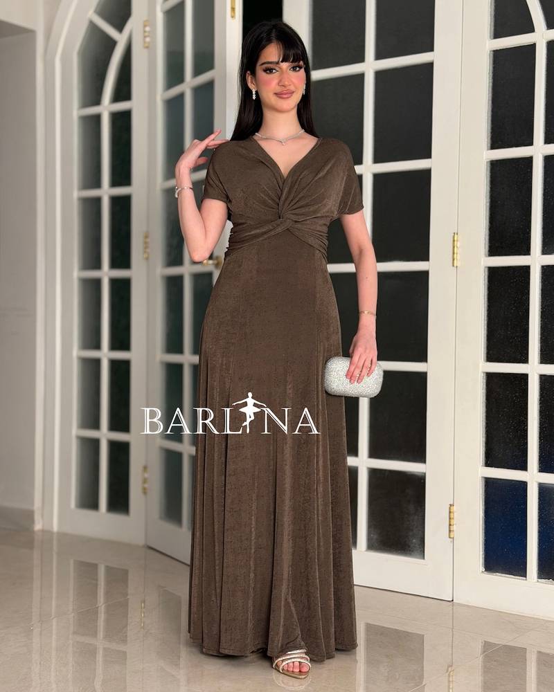 Elegant dress with a wrap design at the waist