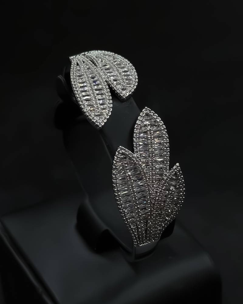 سوار وخاتم بتصميم أوراق مرصعة بالكريستال