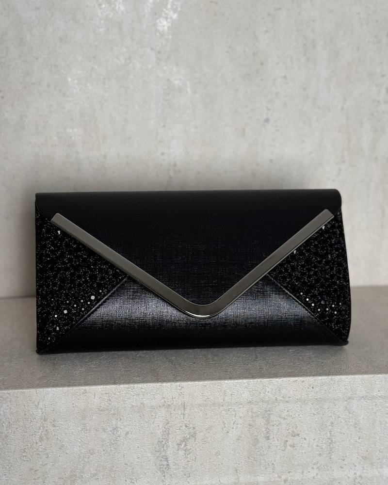 Elegant bag with shiny side details